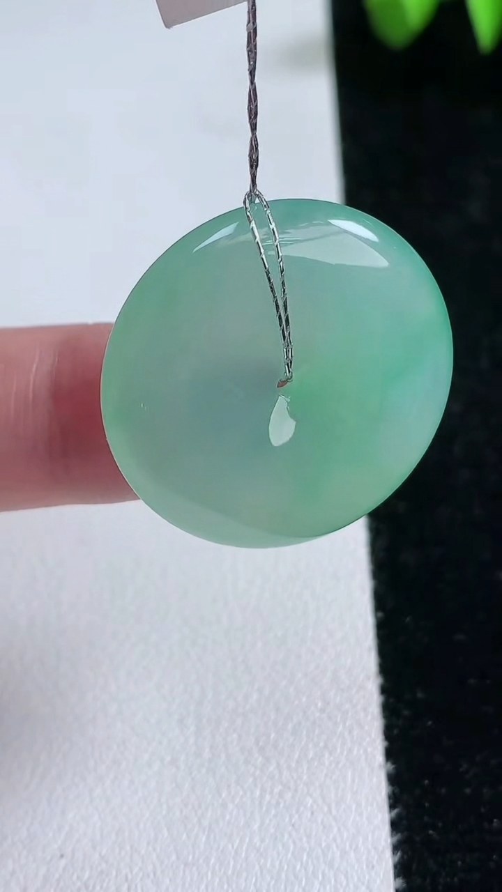 天然A货翡翠平安扣吊坠，尺寸28-5.4，重量:9.36g
3月12日