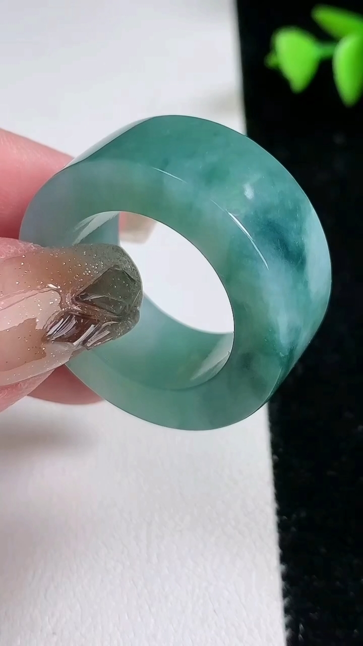 天然A货翡翠冰种飘花方形扳指 指环 戒指，尺寸21.3-12.5-5.8，重量:21.25g2026