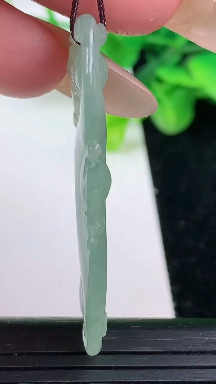 天然A货翡翠冰种飘花龙牌吊坠尺寸46.3-17.7-3.2重量:5.54g
3月12日