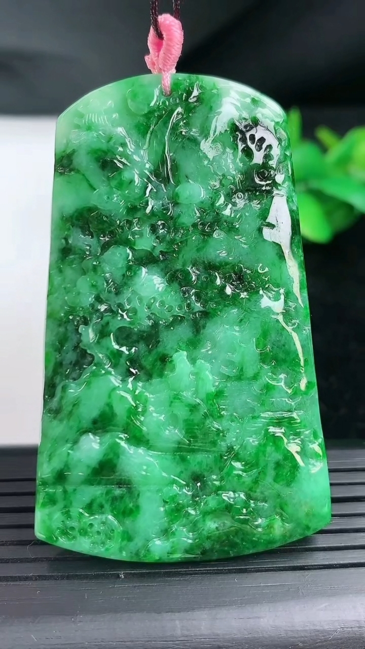 天然A货翡翠山水牌吊坠尺寸63-38.3-6.4重量:28.05g
3月12日