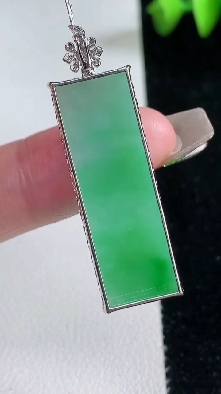 天然A货翡翠无事牌吊坠，尺寸39.7-33.2-11.4-6.5，重量:5.75g
3月12日