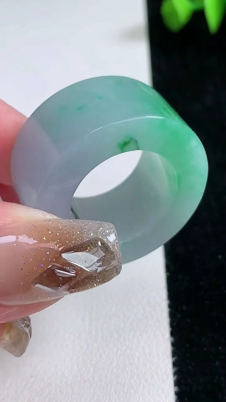 天然A货翡翠方形指环 扳指 戒指，尺寸19.3-14-6，重量:24.93g2026年3月12日
工厂直销收藏佳品,种好水足，色泽均匀，有种有色，上手高大气！