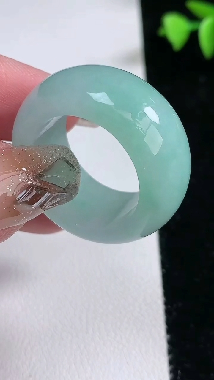 天然A货翡翠指环 扳指 戒指，尺寸21.2-13-5，重量:17.08g2026年3月12日
工厂直销收藏佳品,种好水足，色泽均匀，有种有色，上手高大气！
