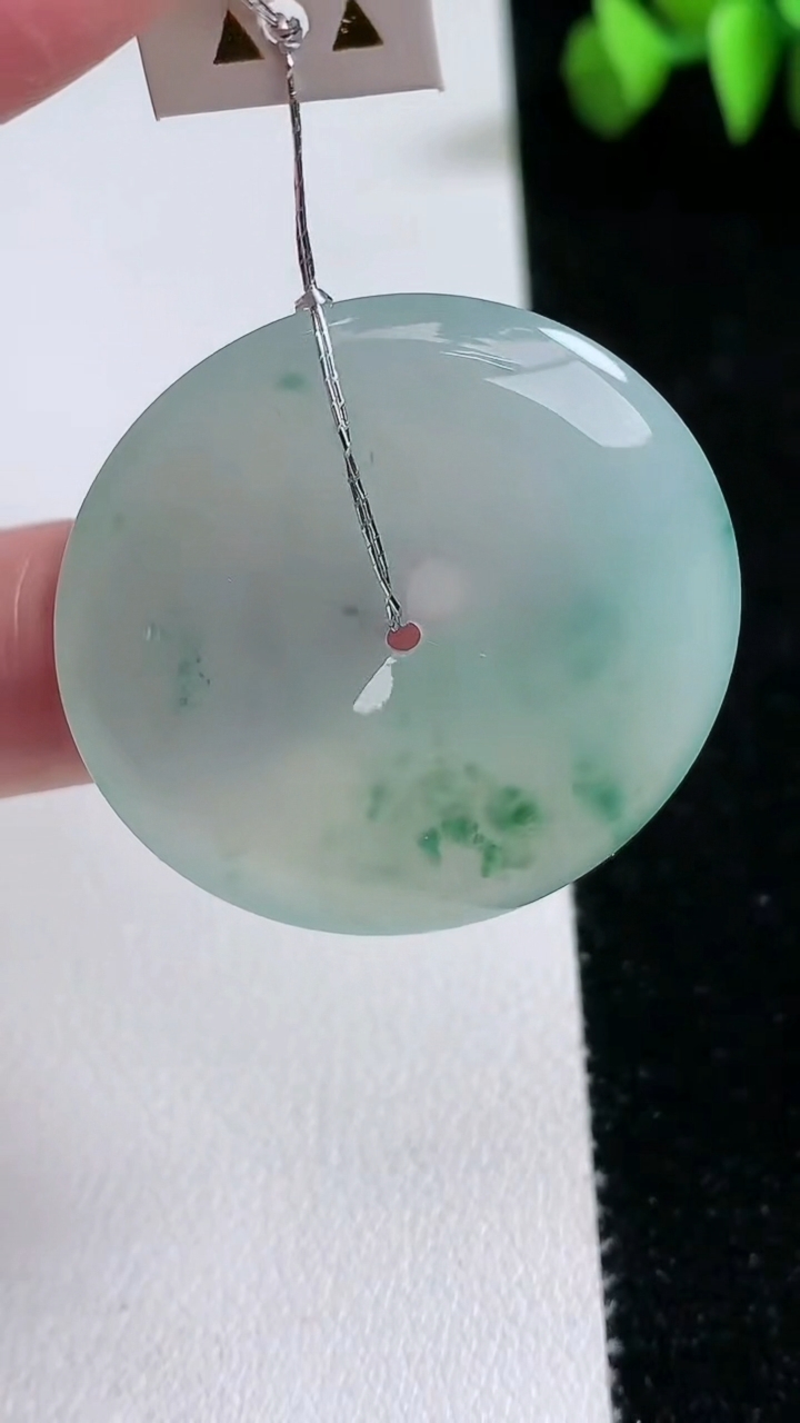 天然A货翡翠种飘花平安扣吊坠，尺寸35-5.5，重量:14.32g
3月12日