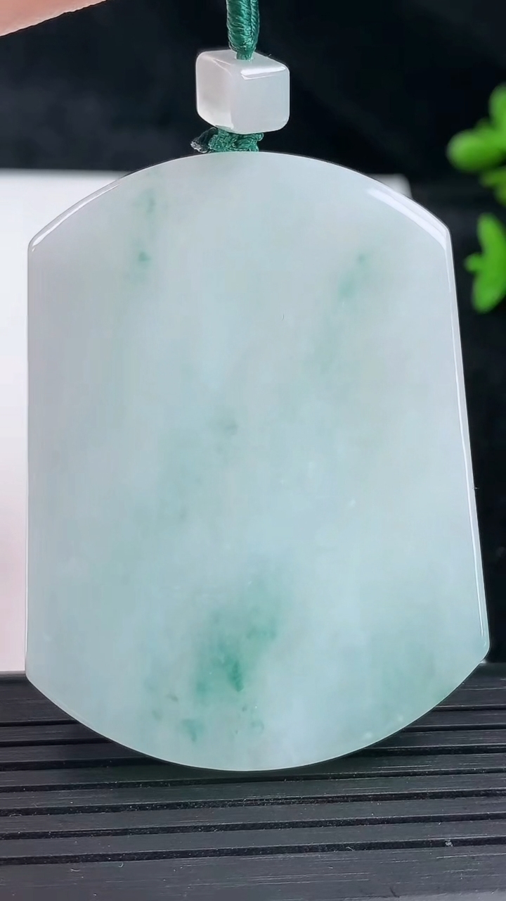 天然A货翡翠飘花无事牌吊坠尺寸57.1-42.5-5.6重量:42.48g
3月12日