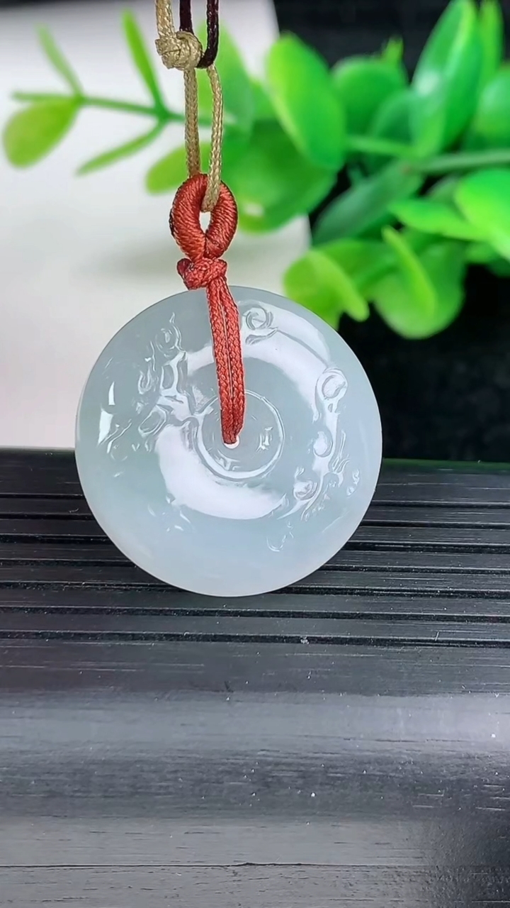 天然A货翡翠复古平安扣吊坠尺寸24.5-5.7重量:7.38g
3月12日