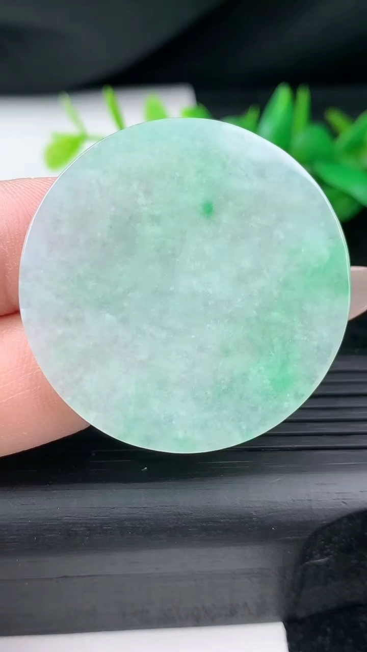 天然A货翡翠无事牌镶嵌件尺寸40.3-2.3重量:11.71g
3月12日