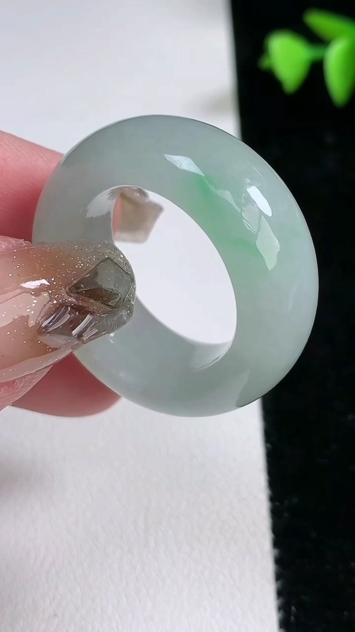 天然A货翡翠指环 戒指，尺寸20.4-12-6，重量:17.33g2026年3月12日
工厂直销收藏佳品,种好水足，色泽均匀，有种有色，上手高大气！