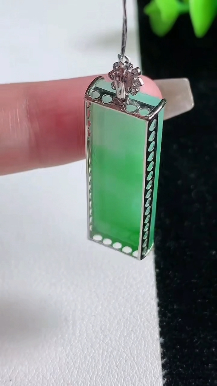 天然A货翡翠无事牌吊坠，尺寸39.7-33.2-11.4-6.5，重量:5.75g
3月12日