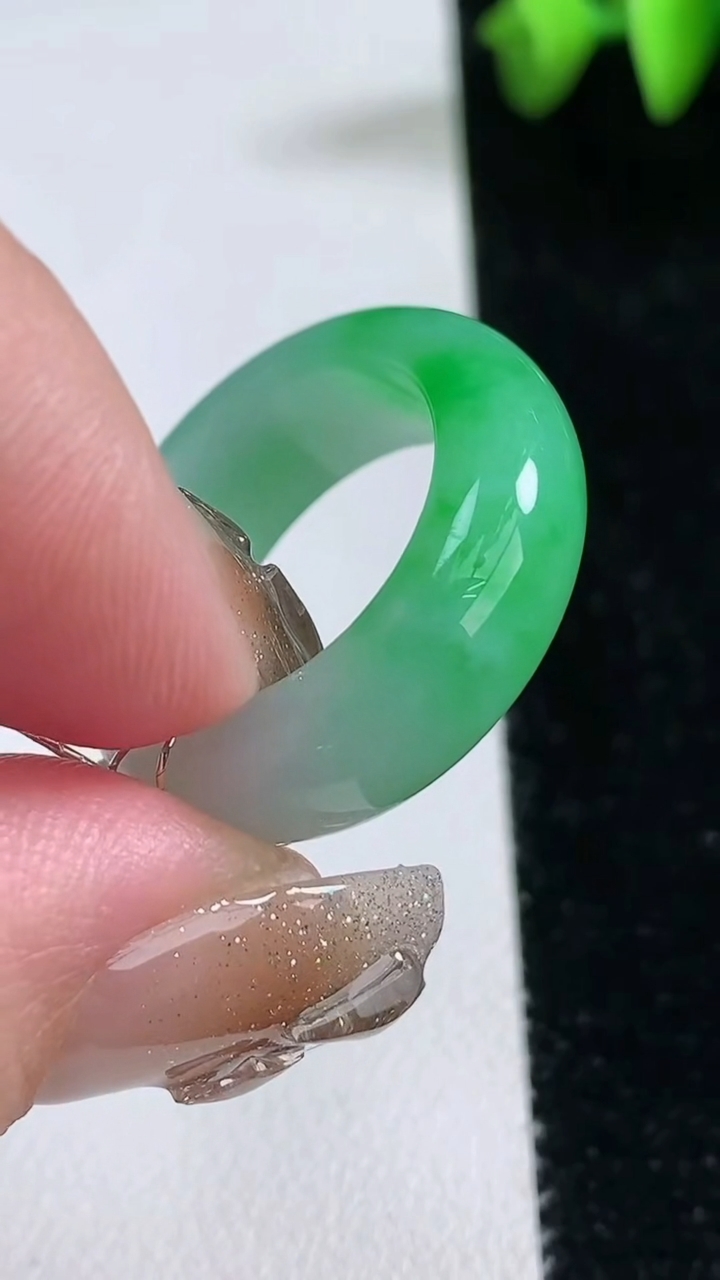 天然A货翡翠指环 戒指，尺寸18.3-5.7-3.6，重量:4.49g2026年3月12日
工厂直销收藏佳品,种好水足，色泽均匀，有种有色，上手高大气！