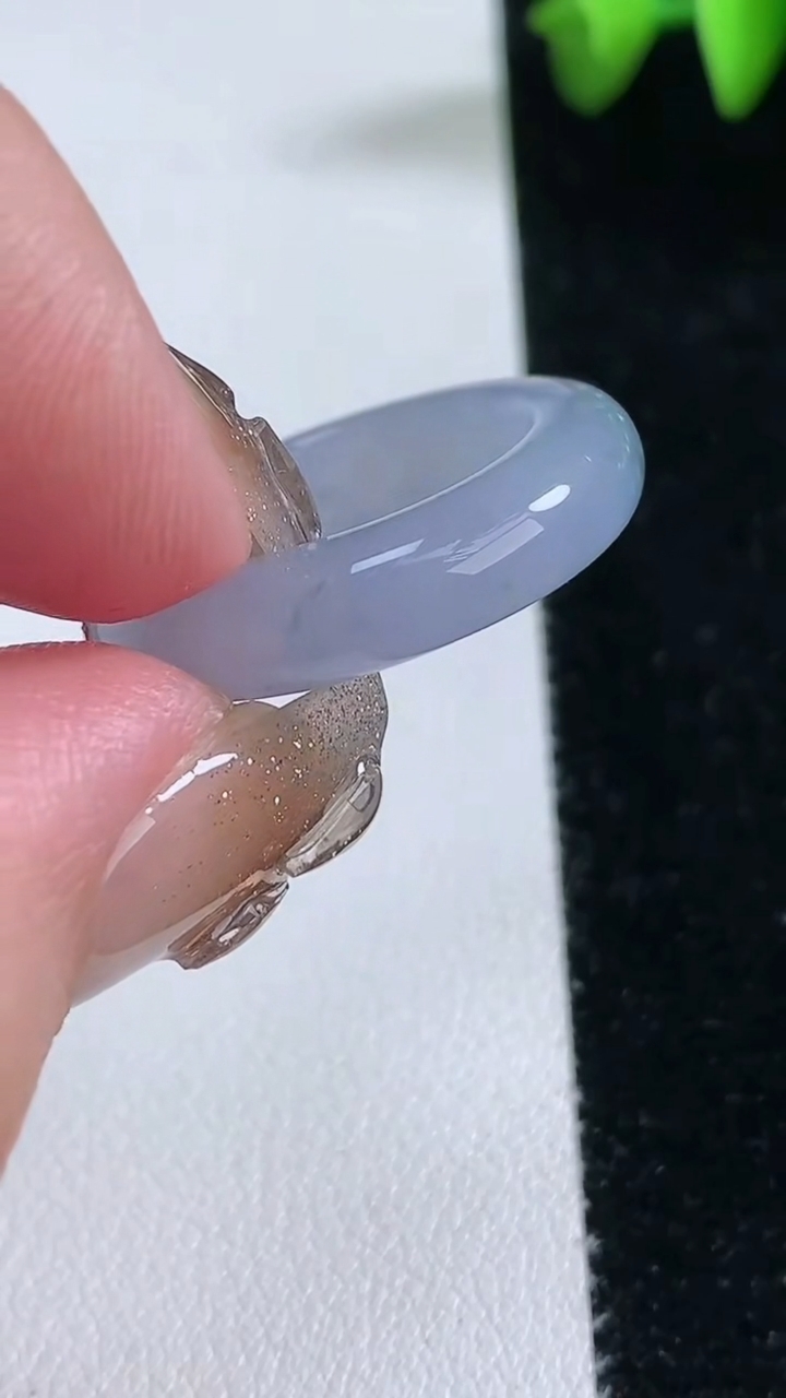 天然A货翡翠种紫罗兰 飘花指环 戒指，尺寸17-5.6-4.4，重量:5.24g2026年3月12日
工厂直销收藏佳品,种好水足，色泽均匀，有种有色，上手高大气！