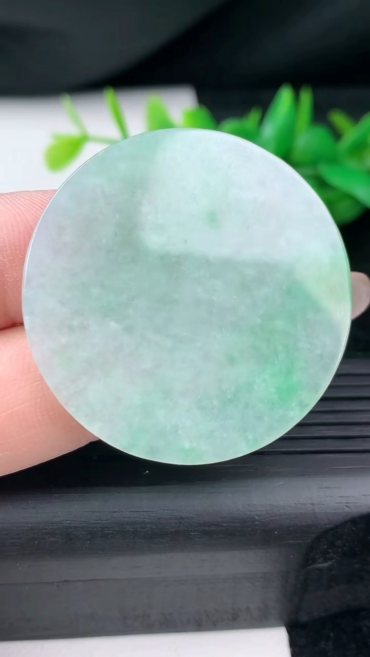 天然A货翡翠无事牌镶嵌件尺寸40.3-2.3重量:11.71g
3月12日