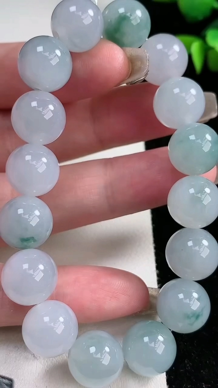 天然A货翡翠种飘花圆珠手串，尺寸12.6，重量:57.45g3月12日
工厂直销收藏佳品,种好水足，