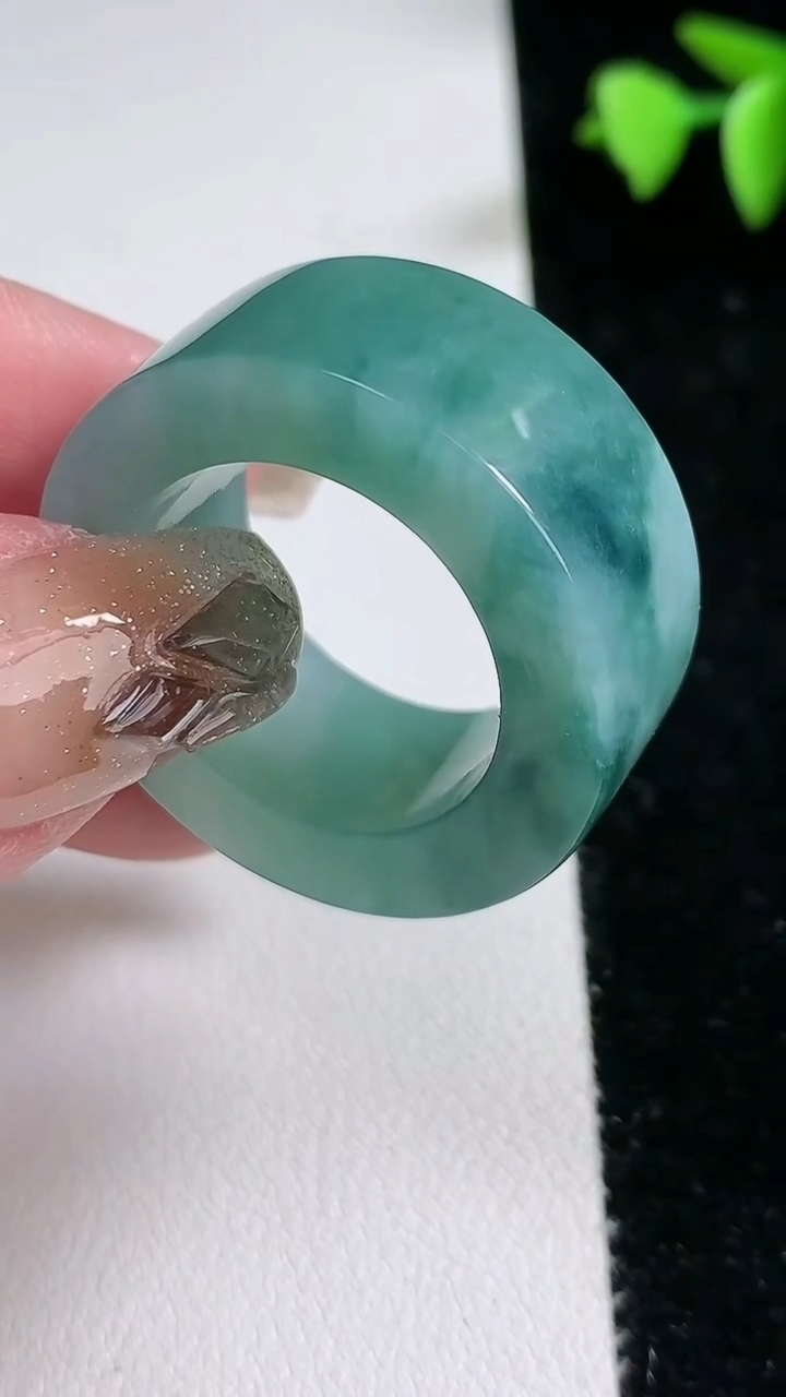 天然A货翡翠冰种飘花方形扳指 指环 戒指，尺寸21.3-12.5-5.8，重量:21.25g2026年3月12日
工厂直销收藏佳品,种好水足，色泽均匀，有种有色，上手高大气！