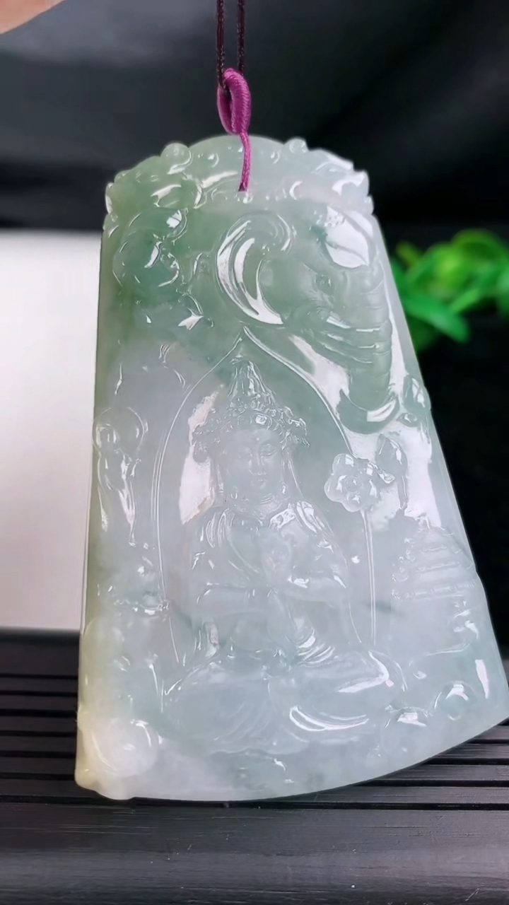 天然A货翡翠冰种飘花普贤菩萨吊坠尺寸78-49.4-5.4重量:47.89g
3月12日