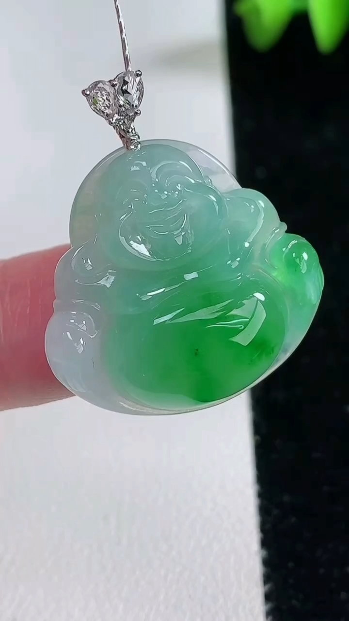 天然A货翡翠佛公吊坠，尺寸24.7-26.4-5.8，重量:5.81g
3月12日