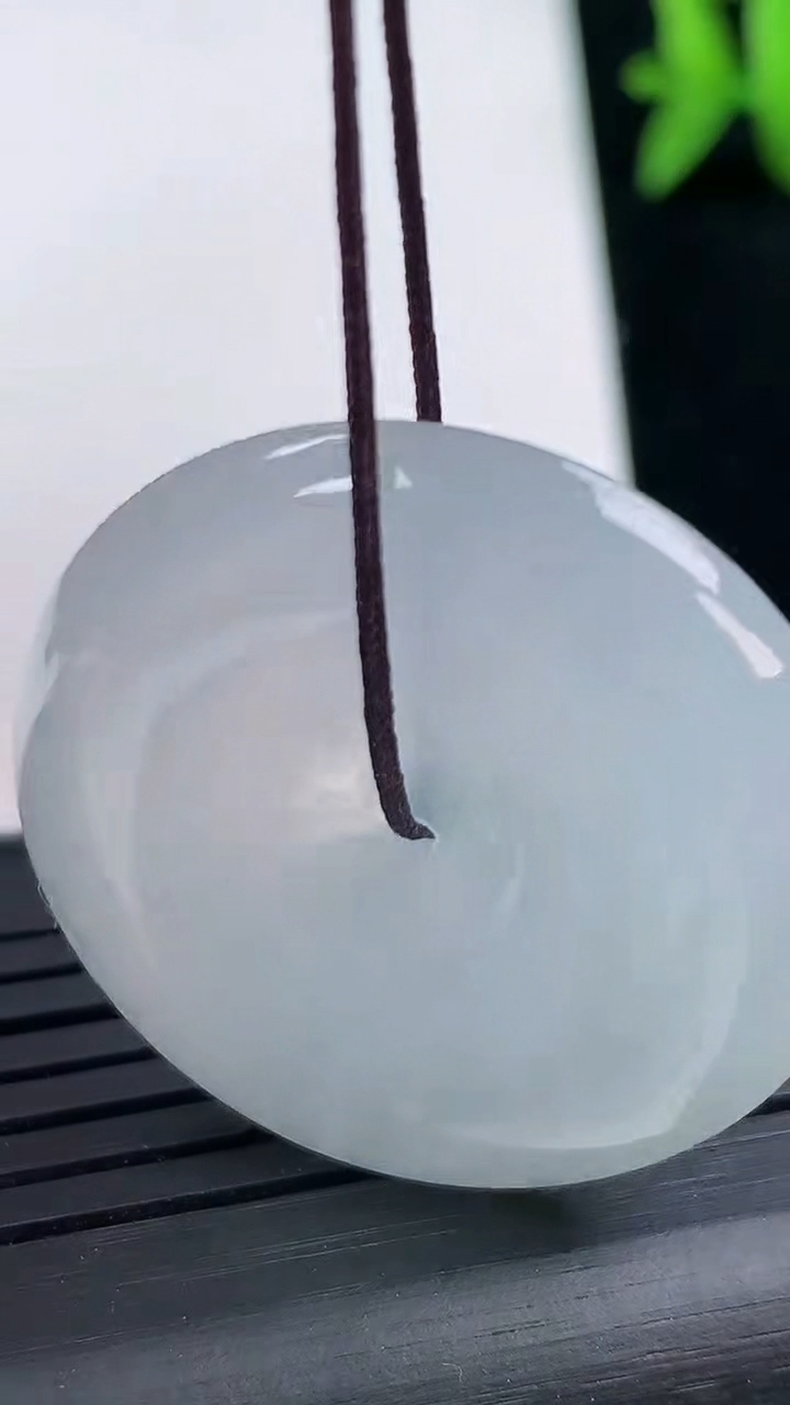 天然A货翡翠平安扣吊坠尺寸32.6-6重量:14.80g
3月12日