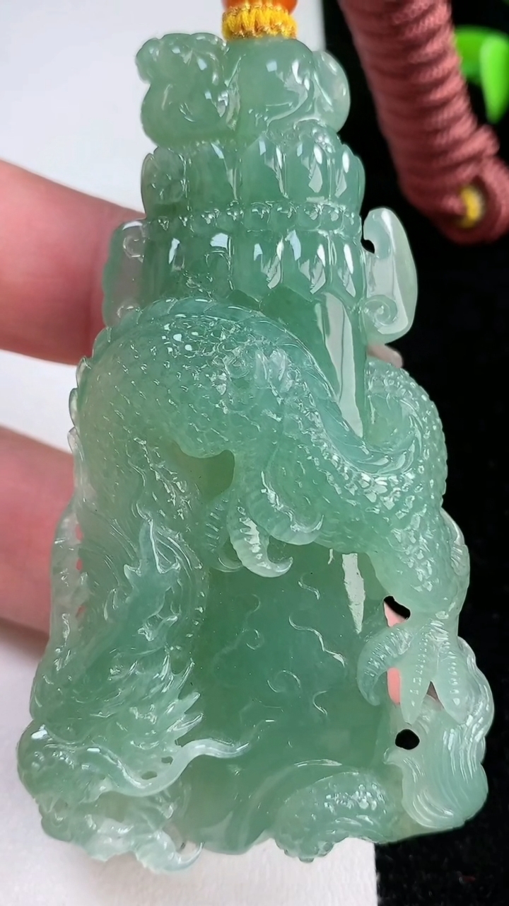 天然A货翡翠龙牌吊坠，尺寸72.3-43-15，重量:66.12g
3月12日