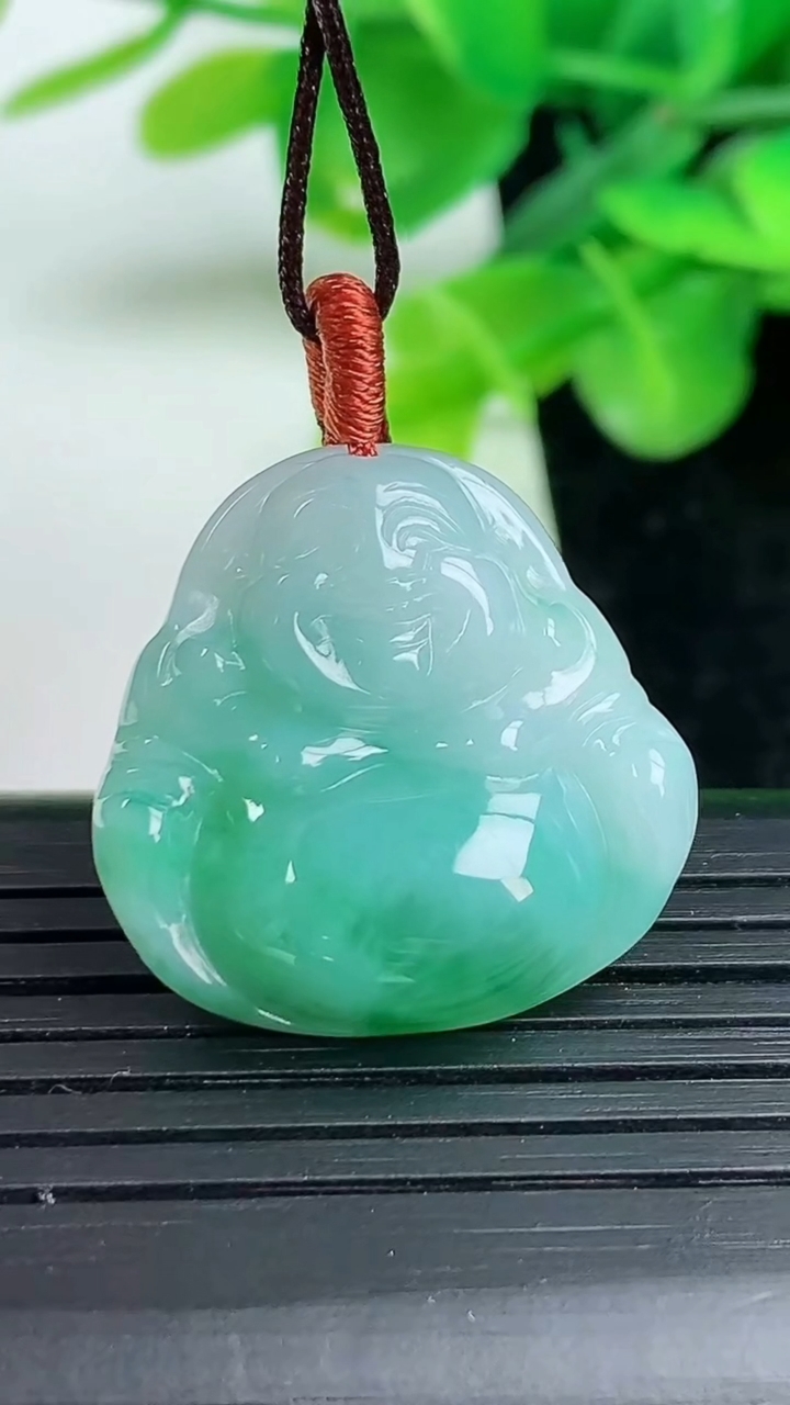 天然A货翡翠佛公吊坠尺寸22.6-23.3-5.3重量:5.40g
3月12日