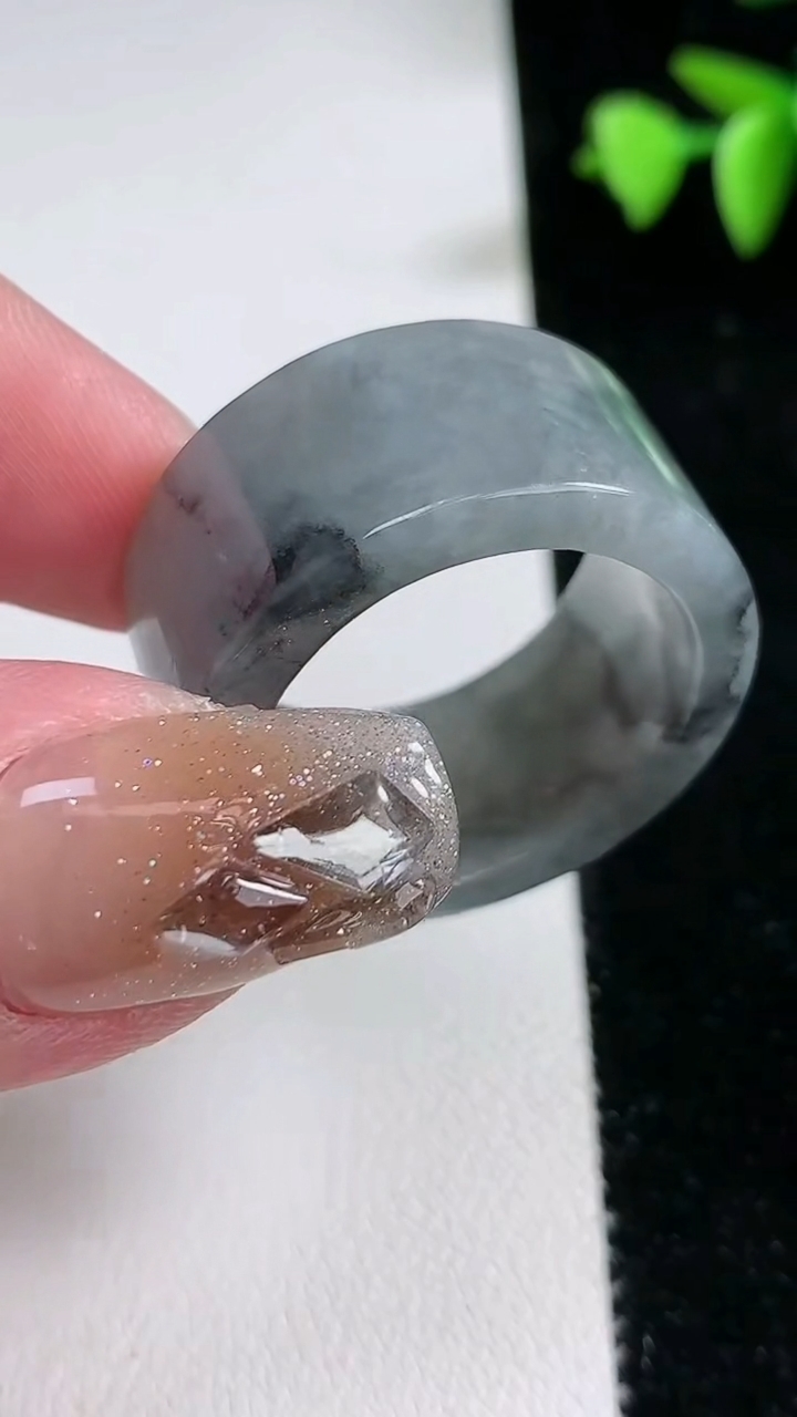 天然A货翡翠乌鸡种扳指 戒指，尺寸23-13.5-3.6，重量:15.16g2026年3月12日
工厂直销收藏佳品,种好水足，色泽均匀，有种有色，上手高大气！