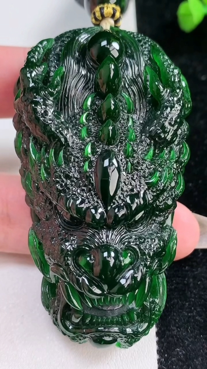 天然A货翡翠龙牌吊坠，尺寸72-41-20.5，重量:103.21g
3月12日