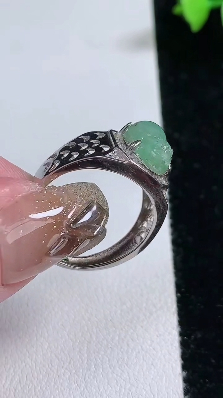 天然A货翡翠金蟾戒指，尺寸12-8.3，重量:4.63g2026年3月12日
工厂直销收藏佳品,种好水足，色泽均匀，有种有色，上手高大气！