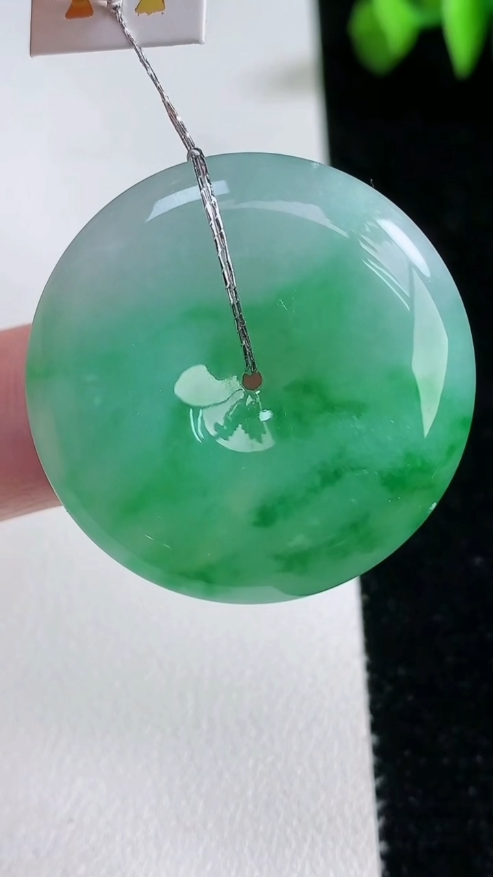 天然A货翡翠平安扣吊坠，尺寸32.2-5.8，重量:13.08g
3月12日