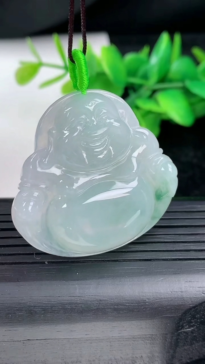 天然A货翡翠冰种飘花佛公吊坠尺寸36.8-39.1-6.4重量:14.93g
3月12日