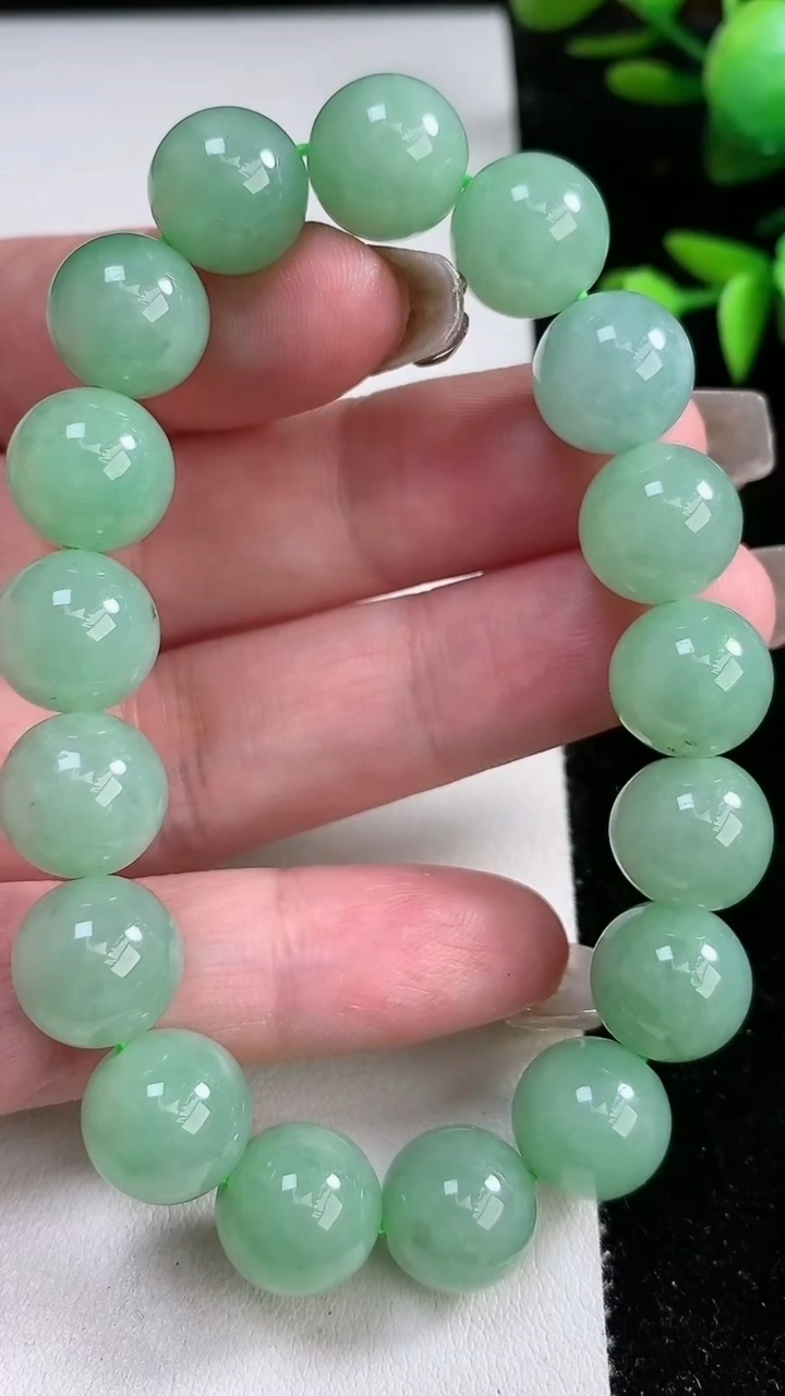 天然A货翡翠圆珠手串，尺寸11.8，重量:48.09g3月12日
工厂直销收藏佳品,种好水足，色泽均匀，有种有色，上手高大气！
