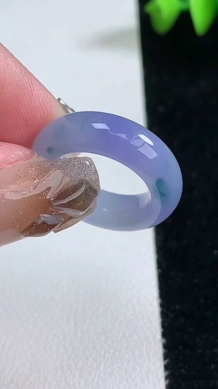 天然A货翡翠种紫罗兰 飘花指环 戒指，尺寸15.4-6.4-4.2，重量:5.11g2026年3月12日
工厂直销收藏佳品,种好水足，色泽均匀，有种有色，上手高大气！