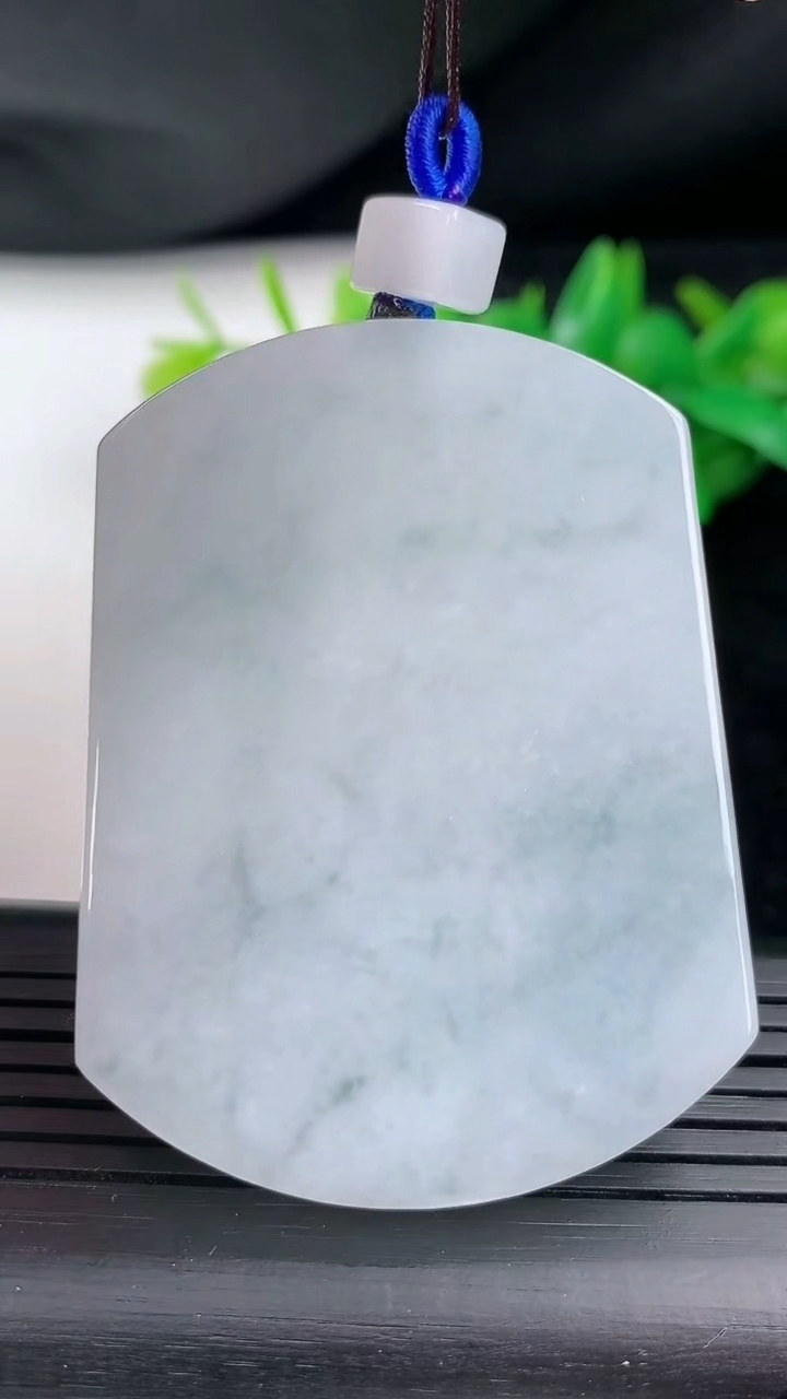 天然A货翡翠飘花无事牌吊坠尺寸54.6-41-5.6重量:40.33g
3月12日