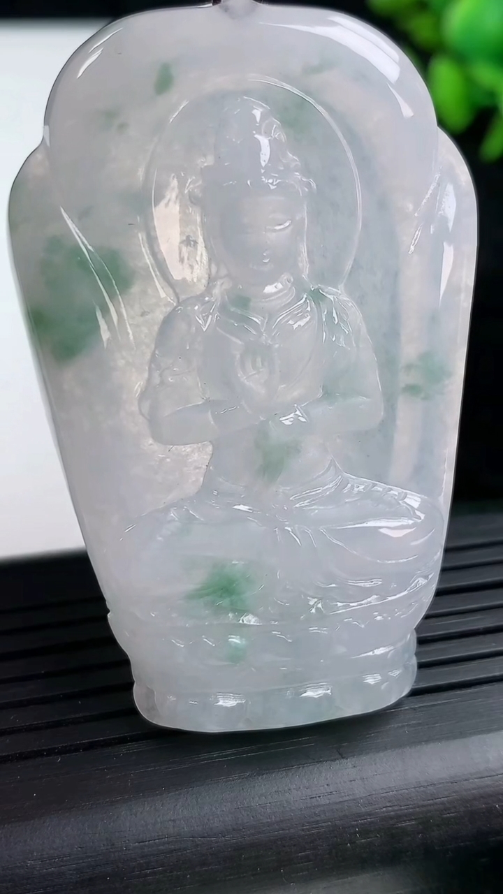 天然A货翡翠冰种飘花观音菩萨吊坠尺寸58.3-36.8-5.1重量:22.47g
3月12日