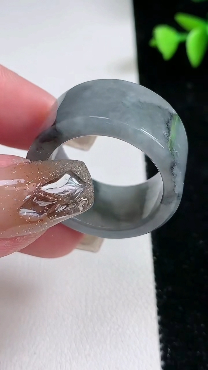 天然A货翡翠乌鸡种扳指 戒指，尺寸23-13.5-3.6，重量:15.16g2026年3月12日
工厂直销收藏佳品,种好水足，色泽均匀，有种有色，上手高大气！