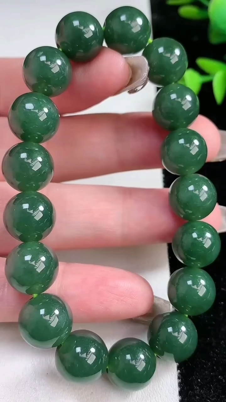 天然A货翡翠圆珠手串，尺寸12，重量:51.45g3月12日
工厂直销收藏佳品,种好水足，色泽均匀，
