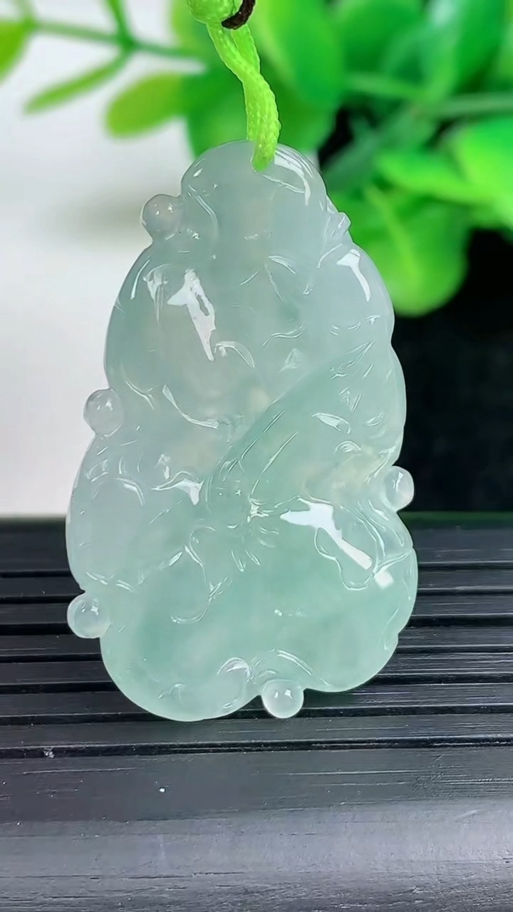 天然A货翡翠年年有余吊坠尺寸35.6-21.8-4.6重量:6.49g
3月12日