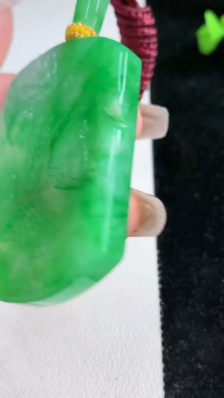 天然A货翡翠山水牌吊坠，尺寸53.3-42.8-5.7，重量:33.17g
3月12日