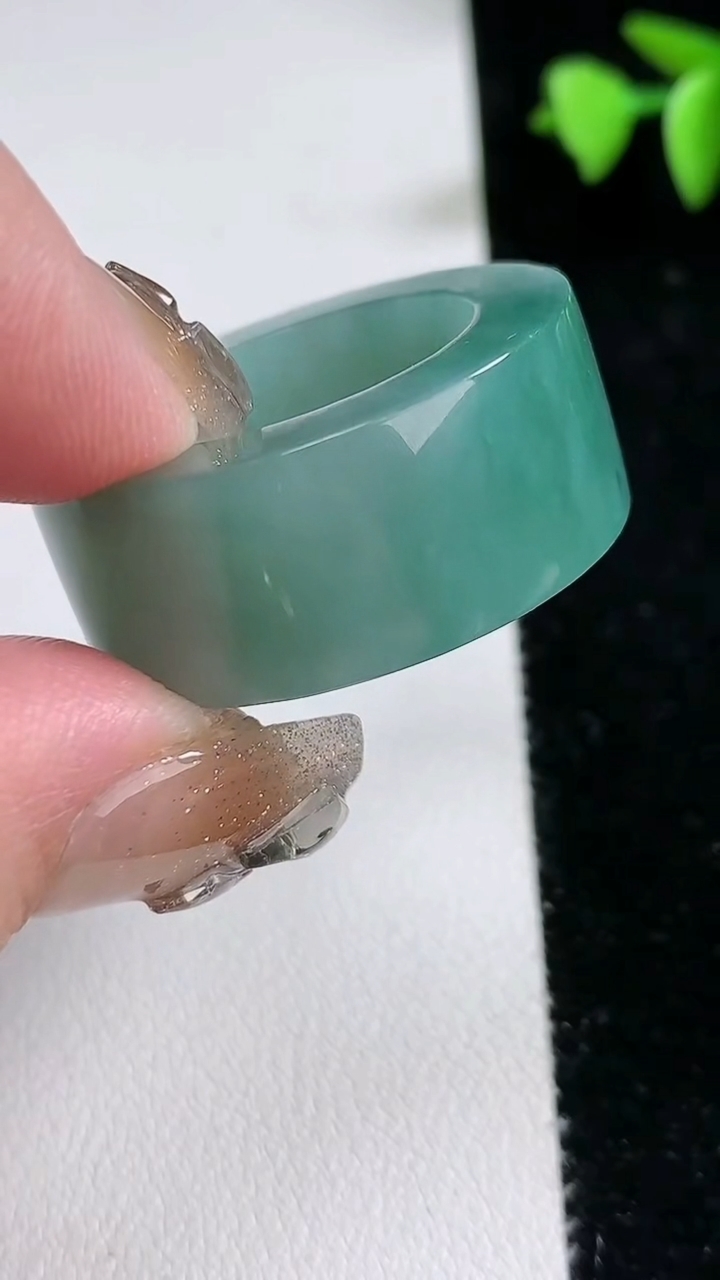 天然A货翡翠飘花方形指环 扳指 戒指，尺寸21.4-12.7-5.8，重量:21.27g2026年3月12日
工厂直销收藏佳品,种好水足，色泽均匀，有种有色，上手高大气！