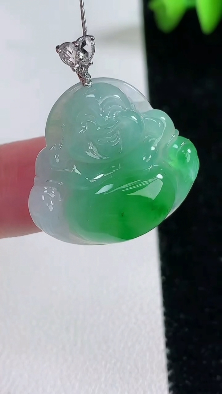 天然A货翡翠佛公吊坠，尺寸24.7-26.4-5.8，重量:5.81g
3月12日