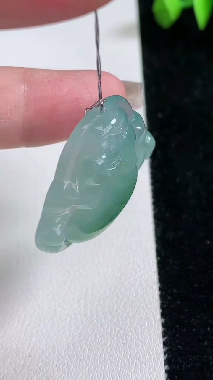 天然A货翡翠种飘花佛公吊坠，尺寸32.5-34.4-5.7，重量:11.50g
3月12日