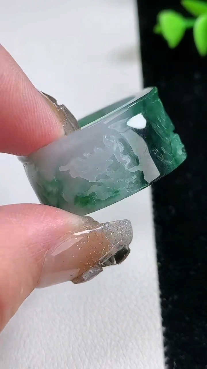天然A货翡翠扳指 戒指，尺寸21.3-14-4.6，重量:15.99g2026年3月12日
工厂直销收藏佳品,种好水足，色泽均匀，有种有色，上手高大气！