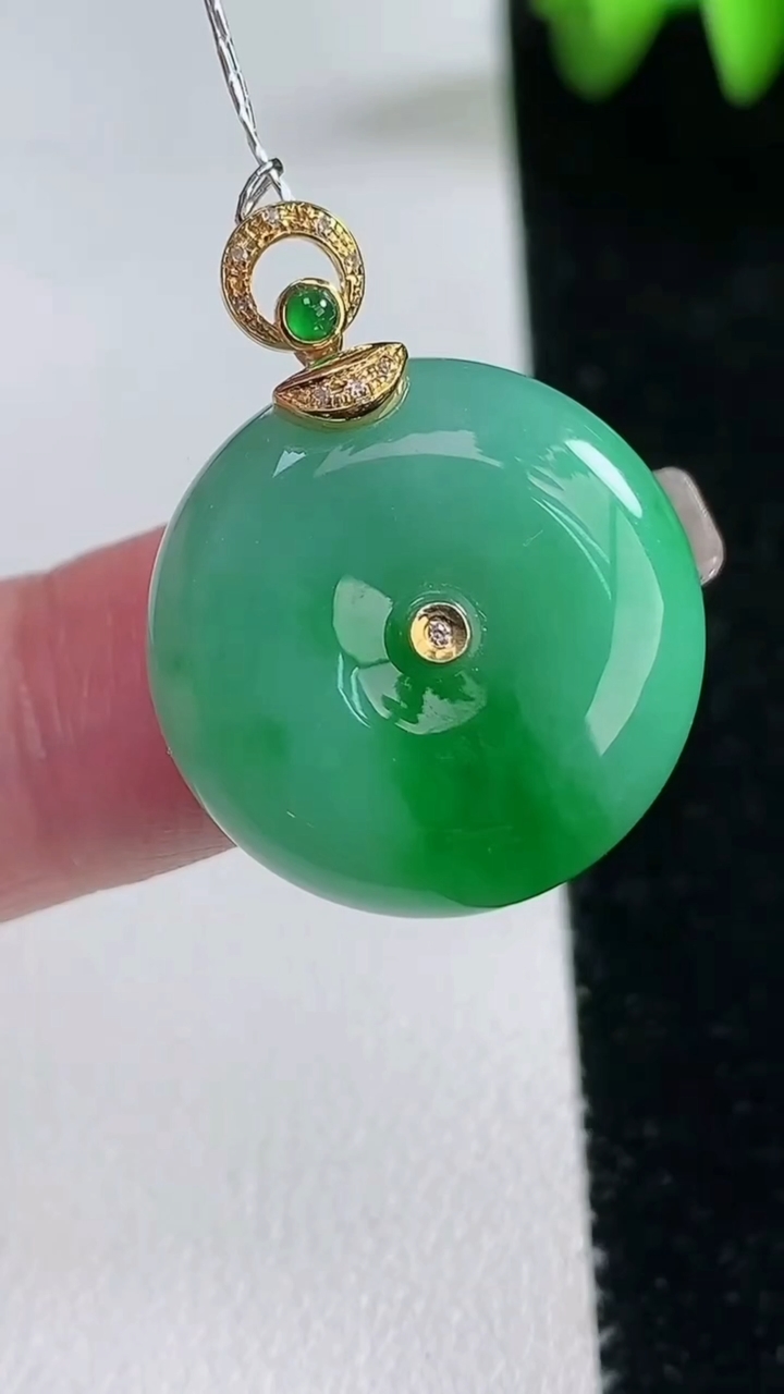 天然A货翡翠平安扣吊坠，尺寸22-8，重量:9.69g
3月12日