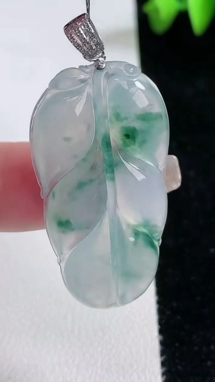 天然A货翡翠种飘花金枝玉叶 叶子吊坠，尺寸42.4-22-4.6，重量:7.72g
3月12日