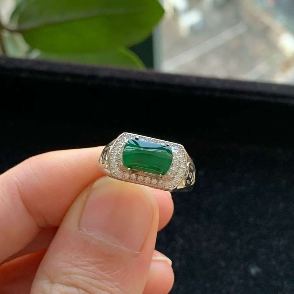 A货天然翡翠冰糯种925银满绿戒指活口重量2.99g
3月12日