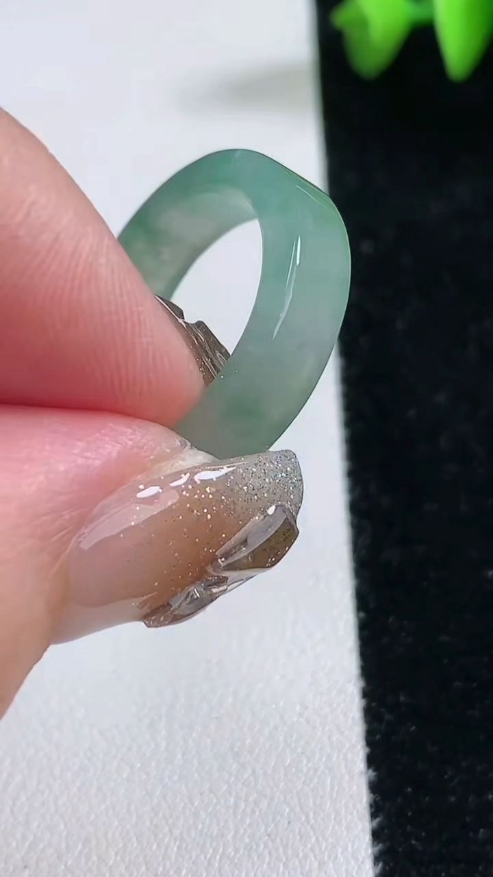 天然A货翡翠冰种飘花方形指环 戒指，尺寸18-5.5-3重量:4.17g2026年3月12日
工厂直销收藏佳品,种好水足，色泽均匀，有种有色，上手高大气！