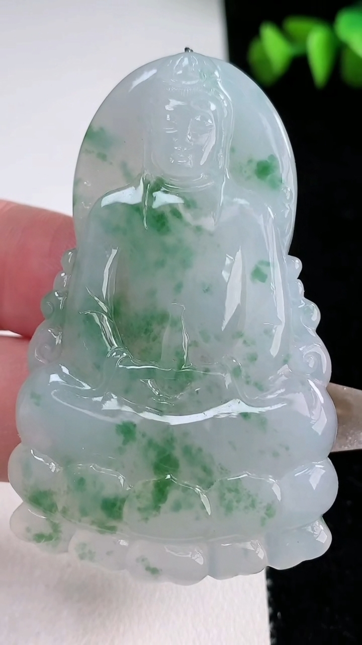 天然A货翡翠种飘花观音菩萨吊坠，尺寸61-37.6-5，重量:25.67g
3月12日