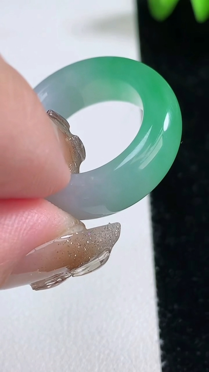 天然A货翡翠指环 戒指，尺寸17.4-8.2-4.8，重量:8.14g2026年3月12日
工厂直销收藏佳品,种好水足，色泽均匀，有种有色，上手高大气！