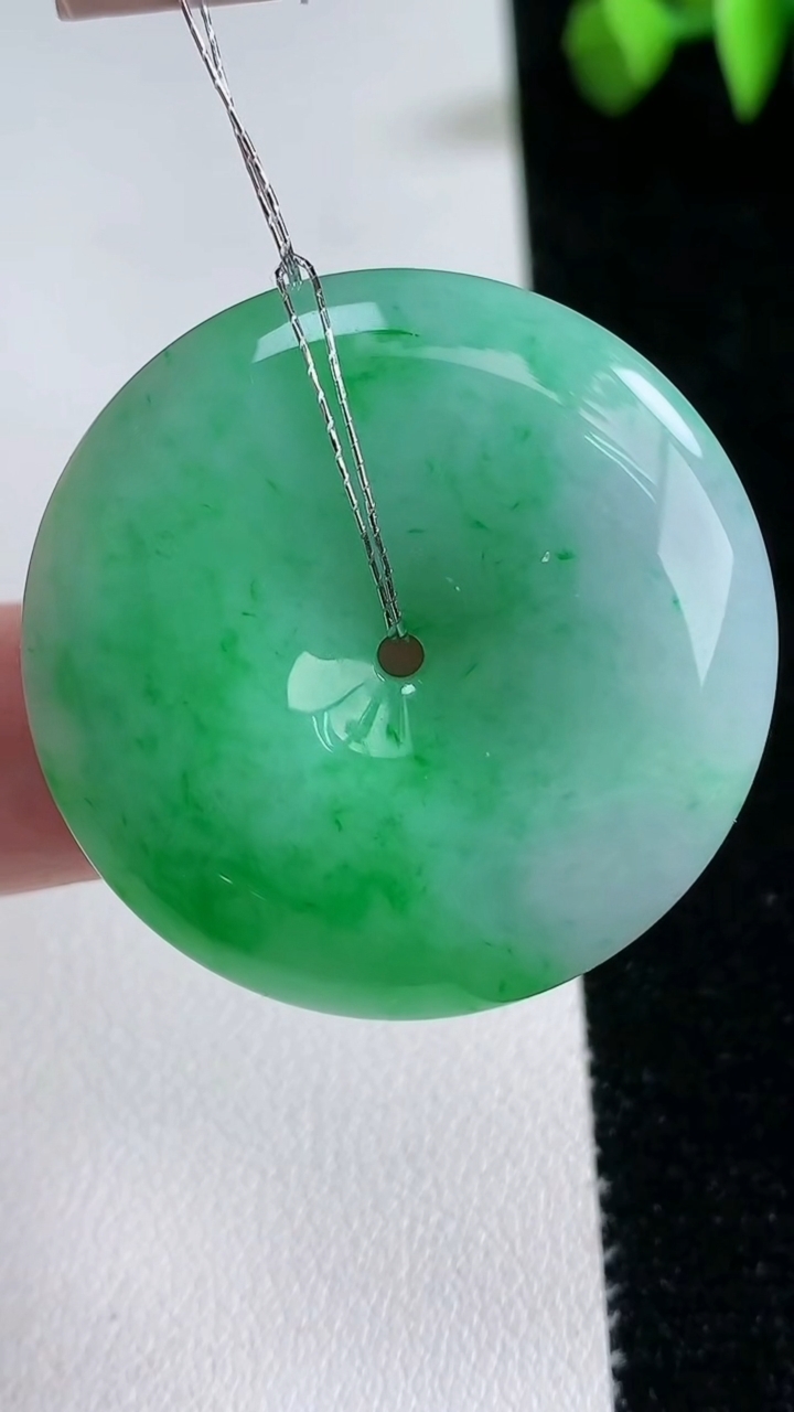 天然A货翡翠平安扣吊坠，尺寸35.8-7，重量:19.08g
3月12日