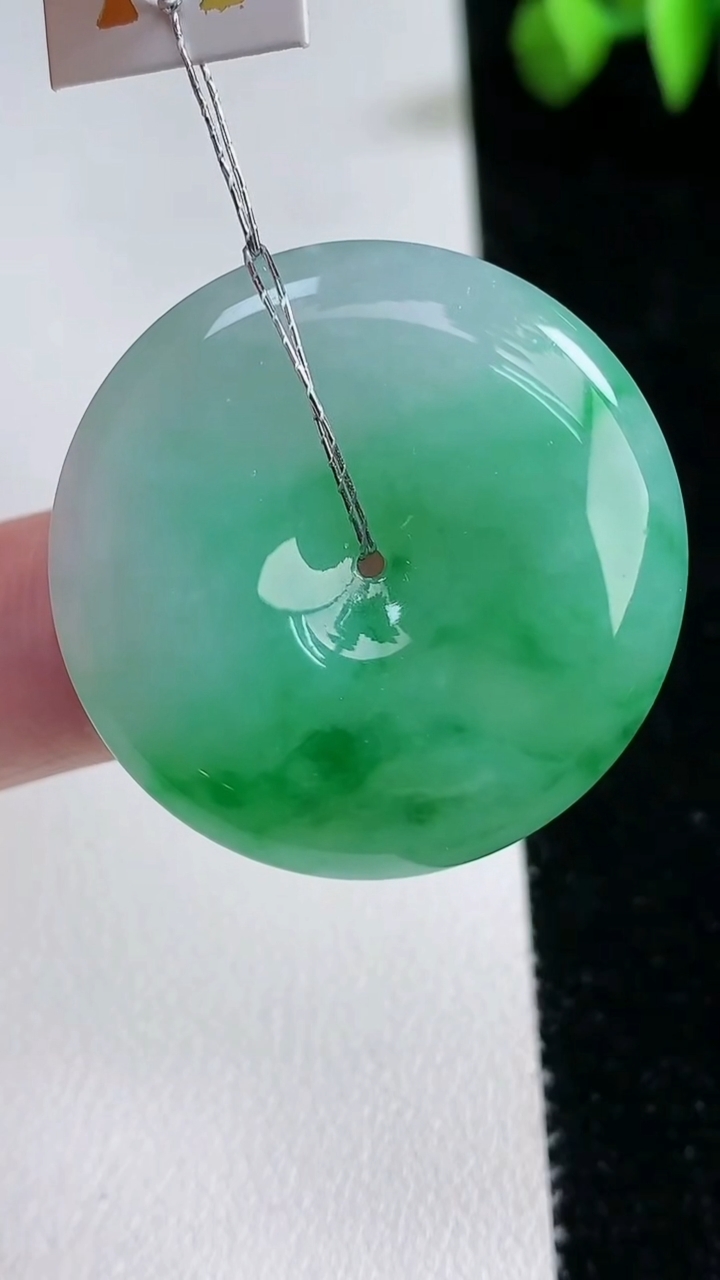 天然A货翡翠平安扣吊坠，尺寸32.2-5.8，重量:13.08g
3月12日