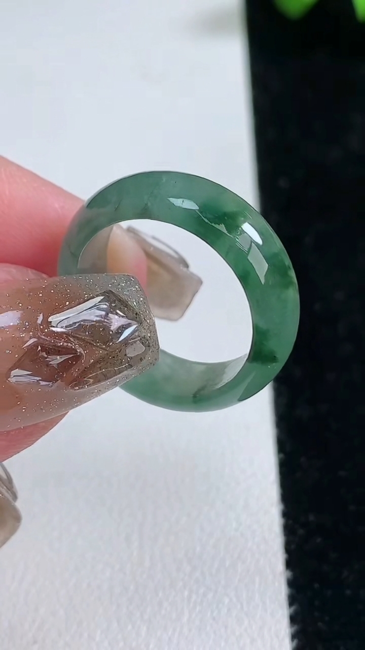 天然A货翡翠冰种飘花指环 戒指，尺寸18-7-2.8，重量:4.00g2026年3月12日
工厂直销收藏佳品,种好水足，色泽均匀，有种有色，上手高大气！