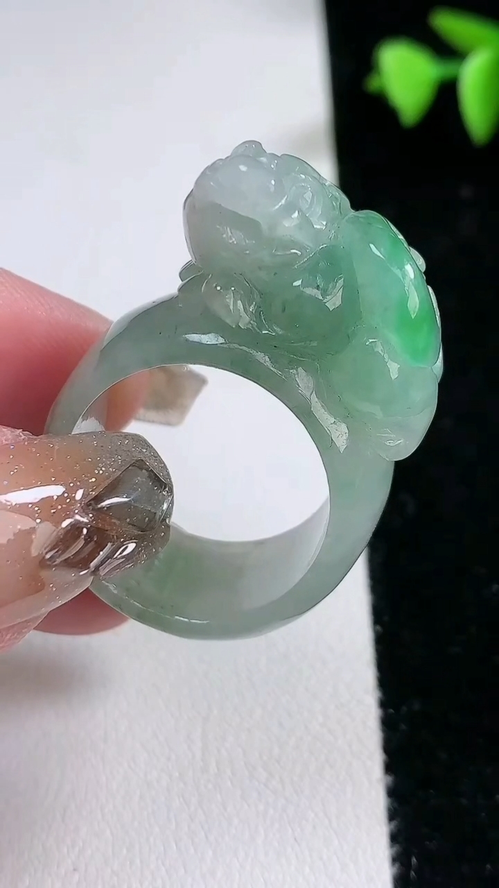 天然A货翡翠貔貅扳指 戒指，尺寸21-14-13.4，重量:18.87g2026年3月12日
工厂直销收藏佳品,种好水足，色泽均匀，有种有色，上手高大气！